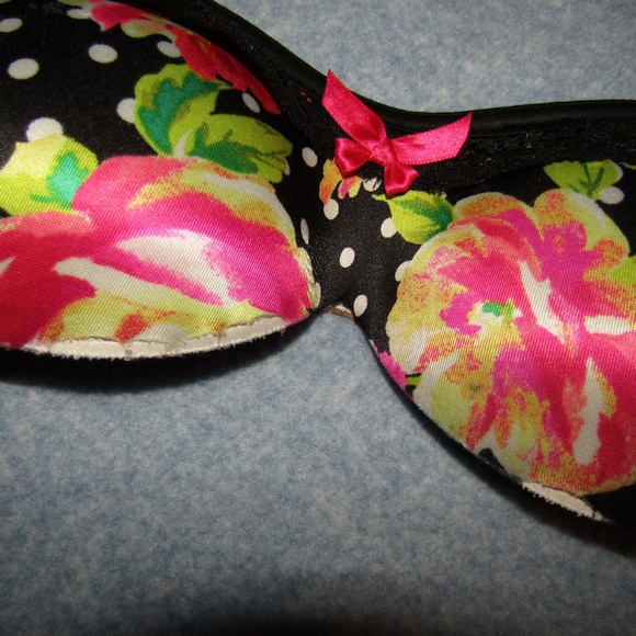VS 32C Bra Bundle - Picture 8 of 10